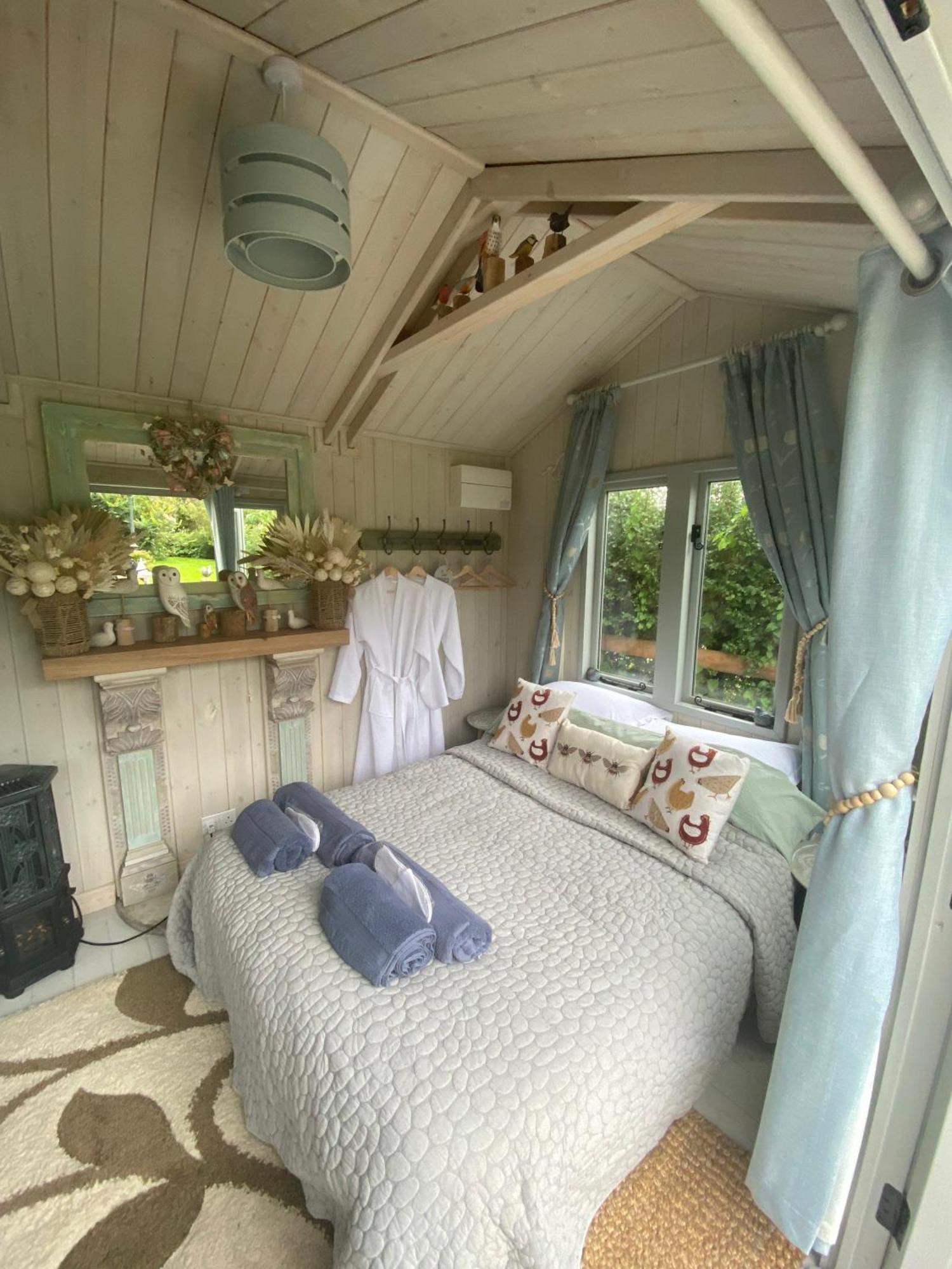 Birds And The Bees Summer House Endon Екстер'єр фото